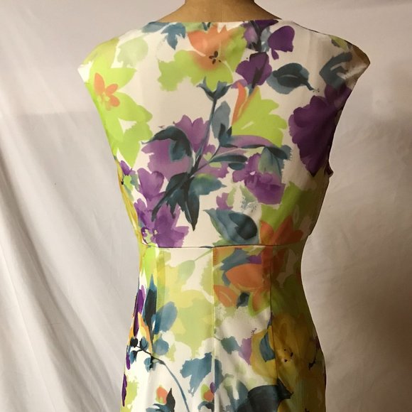Stunning Floral Structured Sleeveless Dress - Picture 3 of 6